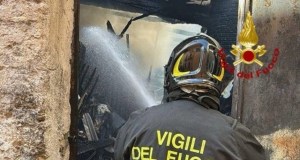 Notte di paura a Palermo, incendio in una falegnameria: evacuate sedici famiglie