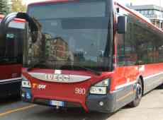 Il bus si è fermato qualche metro oltre la pensilina: per questo un uomo ha morso l’orecchio all’autista