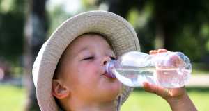 Caldo e bambini: 10 regole per evitare colpi di calore e disidratazione