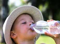 Caldo e bambini: 10 regole per evitare colpi di calore e disidratazione