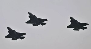 Caccia NATO in azione nei cieli della Lettonia: distrutto un drone dopo l’allerta aerea