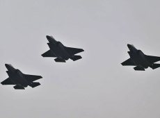 Caccia NATO in azione nei cieli della Lettonia: distrutto un drone dopo l’allerta aerea