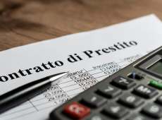 Aveva un debito da 32mila euro con una finanziaria: il giudice lo taglia a metà. Cosa è successo