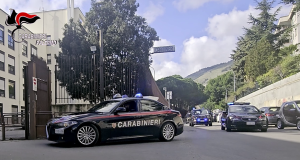 Tentano di rubare ponteggi in un cantiere edile, arrestati due giovani