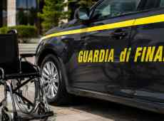 Invalido al 100% per quasi 20 anni incassa 200mila euro di pensione: lo smascherano i video sui social in cui cammina