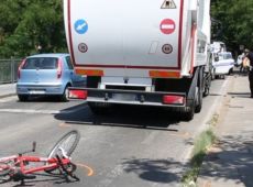 Bambino di 11 anni muore investito da un camion dei rifiuti mentre è in bicicletta