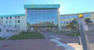 Studente punta pistola alla tempia del professore: “Dammi le sigarette o sparo”