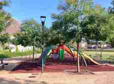 Tenta di strangolare due bambini al parco: bloccato da un passante