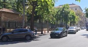 Cerca di forzare la zona vietata durante la visita della Meloni, denunciato