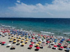 Granchi nel secchiello e falò, i divieti in spiaggia: multe fino a 60mila euro