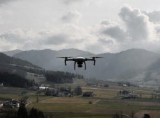 Si apposta nei campi e fa volare un drone sulla casa dell’ex per spiarla