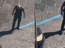 Gattino investito, l’agente della Polizia Municipale lo sposta col piede