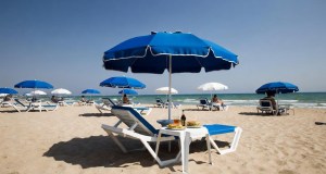 Il cartello che vieta panini in spiaggia? Quasi sempre è illegale, ecco perché