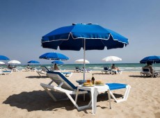 Il cartello che vieta panini in spiaggia? Quasi sempre è illegale, ecco perché
