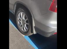 Parcheggia sulle strisce bianche e le ritrova blu con la multa