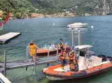 Si tuffa per salvare il figlio nel lago di Como: disperso un turista