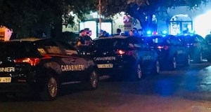 Si barrica in casa e minaccia di fare saltare in aria la palazzina, bloccato da polizia e carabinieri