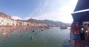 Tragedia sfiorata a Cefalù durante l’Ntinna a Mare, turista rischia di annegare