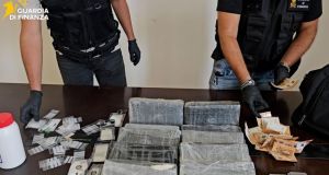 Cocaina nascosta in casa-vacanze a Ispica: maxi sequestro da 11 chili, due arresti