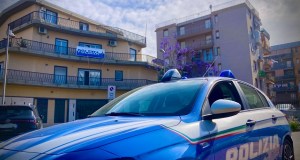 Catania, in moto rubata e senza chiavi, fermato a Nesima con un coltello nel cupolino