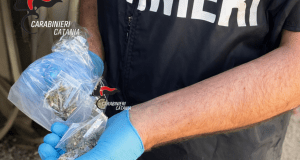 Ramacca, droga e denaro in casa mentre è ai domiciliari: ventunenne denunciato