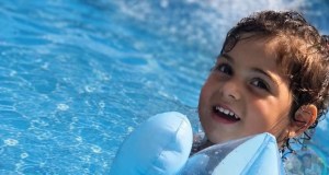 Bimba morta in piscina, autopsia conferma il decesso per annegamento