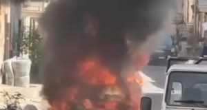 Incendio in strada, anziano salvato in casa da carabiniere e agenti municipale