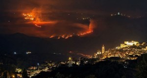 Week-end di fuoco in Sicilia, l’appello dei sindaci per le comunità a rischio