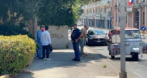 Sparatoria in pieno giorno in via Von Platen: feriti 2 uomini a bordo di un ape calessino