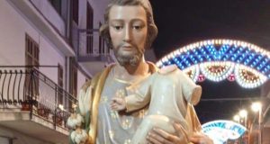 Festa patronale a Villafrati, cade la statua durante la processione, “Si grida al miracolo”