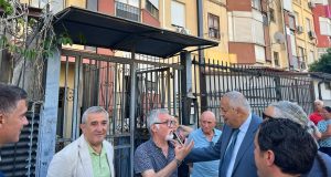 Ristrutturata la palazzina danneggiata dall’incendio del 2023, il sindaco consegna le case alle famiglie di Borgo Nuovo