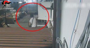 Catania, furto notturno al supermercato, un cellulare tradisce il ladro