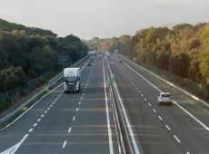 Viaggiano per cento chilometri con il figlio morto in auto senza saperlo