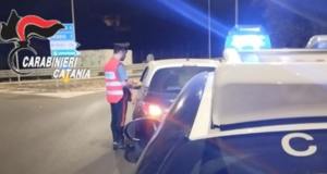 Ubriaca al volante travolge auto in sosta: denunciata 38enne