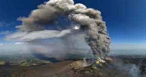 Etna, aeroporto di Catania paralizzato fino a domani e sentieri presi d’assalto