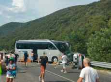 Schianto tra bus e camper: 5 morti e 27 feriti