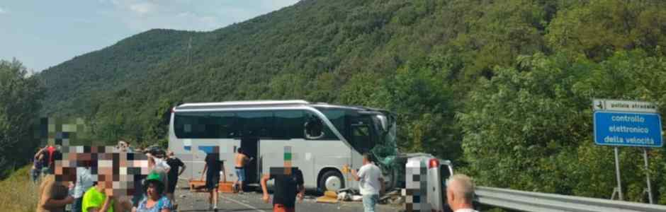 Schianto tra bus e camper: 6 morti e 27 feriti