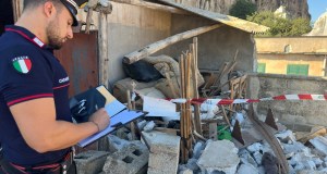 Demolisce una copertura in amianto senza autorizzazioni, sequestrato cantiere