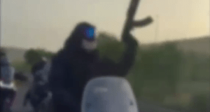 Corsa clandestina di cavalli con il kalashnikov, arrestato un giovane vicino ai clan