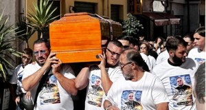 Funerali del rider vittima di un incidente a Palermo: padre Garofalo: “Regalate bici non scooter elettrici”