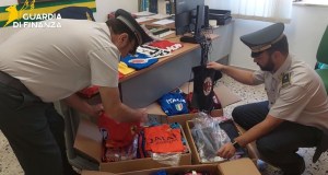 Capi sportivi realizzati da lavoratori in nero, sequestrate magliette con marchi contraffatti