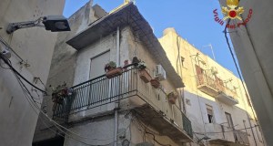 Crolla un balcone in via Castelli a Mazara del Vallo, muore una donna