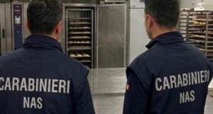 Blatte e sporco diffuso nel laboratorio, i Nas chiudono un bar-pasticceria a Catania