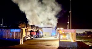 Maxi incendio nella zona industriale di Termini Imerese, danneggiati un Tir e 27 auto