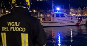 Cadono in mare con l’auto nel porto di Castellammare, in due si salvano