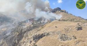 Taormina minacciata dalle fiamme, case evacuate e soccorritori in azione col sindaco Cateno De Luca in testa