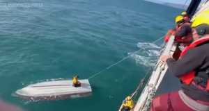 Due giorni aggrappato allo scafo capovolto: salvo un ragazzo di 15 anni, morti il fratello e il cugino
