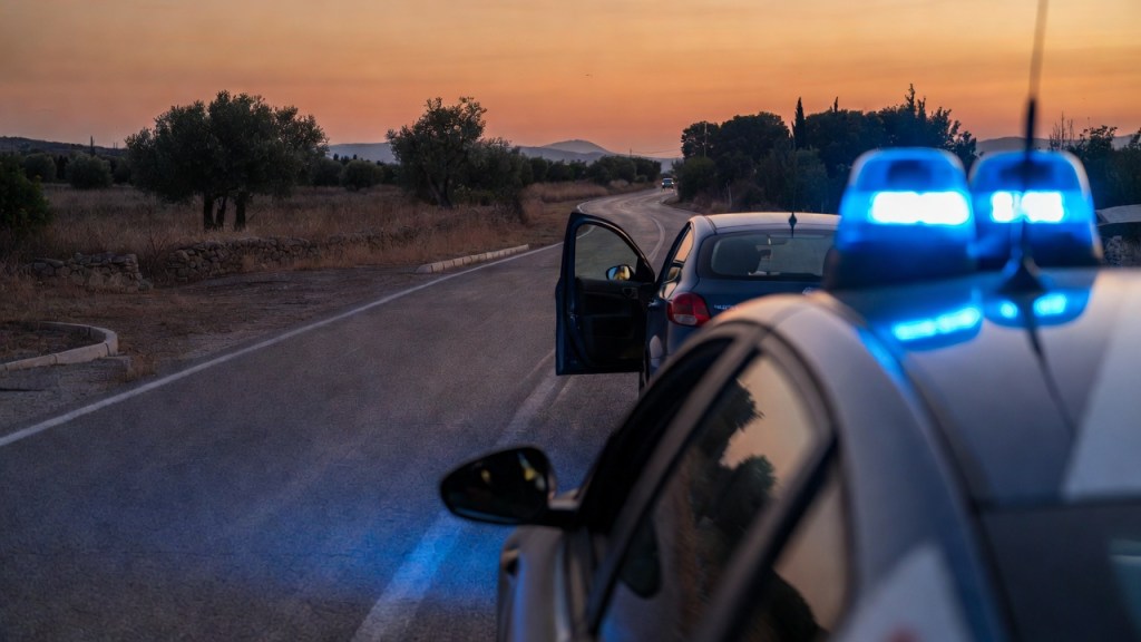 Auto della polizia ferma accanto a una rotatoria sulla Statale 115 dopo un controllo antidroga