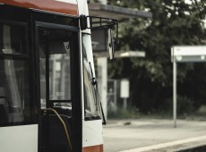 14enne lasciata a piedi dal bus sostitutivo: la denuncia della famiglia, l’autista nega
