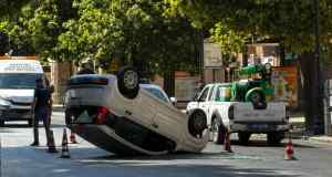 Auto ribaltata in via Cavour: una persona ferita e traffico in tilt